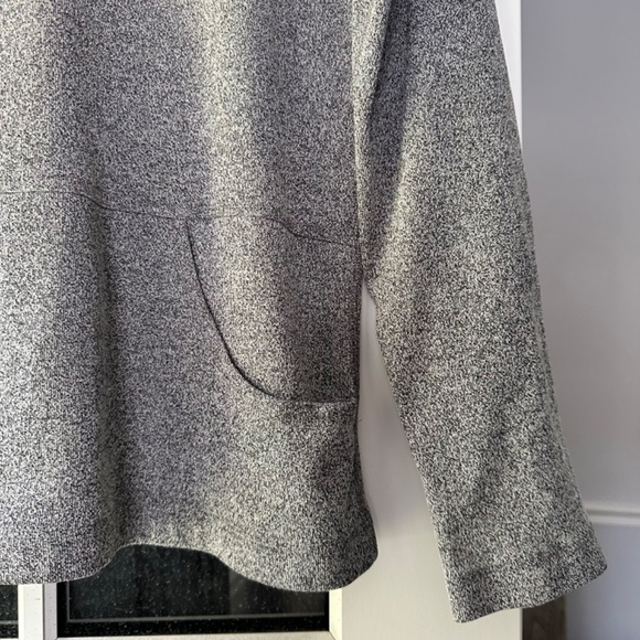 Chico’s Design black white gray sweatshirt pullover top size 1 (8) - Picture 3 of 9